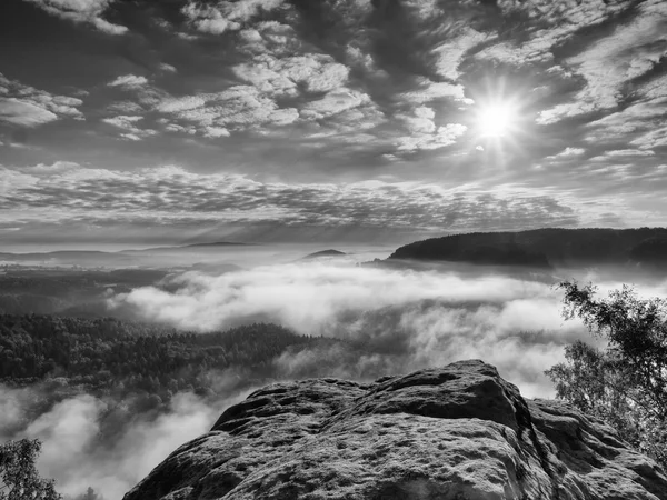 暴露的砂岩悬崖上面深迷雾笼罩的山谷。横向视图. — 图库照片