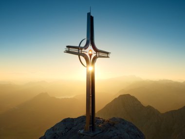 Güneş gökyüzünde Alp dağ peaksharp taşlara yükseltilmiş çapraz.