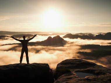Mutlu adam kaldırdı Kollarını açarak zafer jesti. Uzun yürüyüşe çıkan kimse siluet tatmin