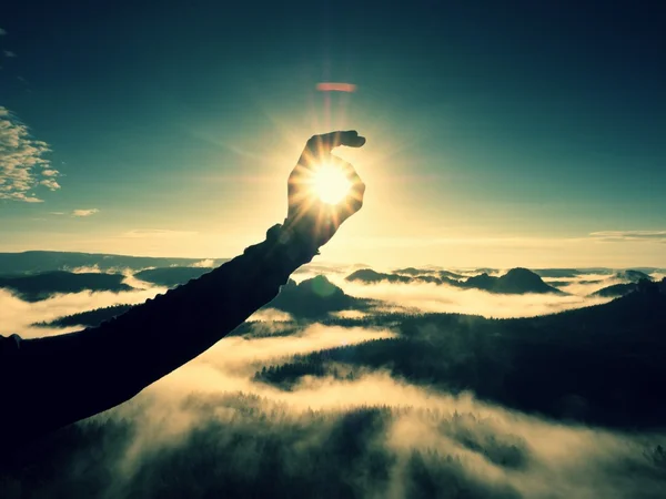 Man hand touch Sun. Misty daybreak in a beautiful hills. — Stock Photo, Image