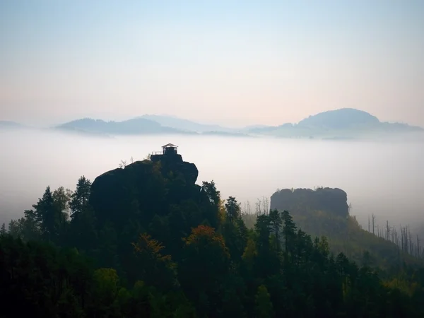 秋雾月圆之夜。在主峰的岩石上的小木屋 — 图库照片