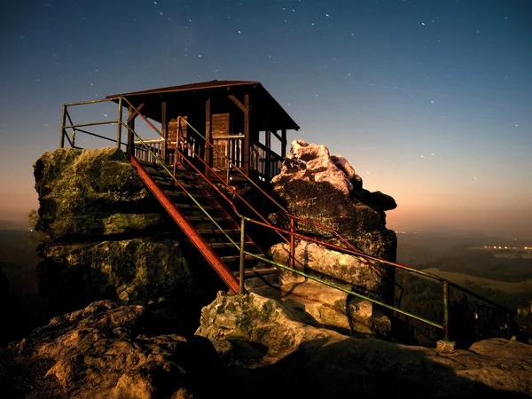 Herbst Vollmond neblige Nacht. Holzhütte auf dem Hauptgipfel des Felsens — Stockfoto