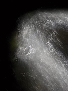 Damla shinning. Dağ dere, su üzerinde küçük weir çağlayan blokları üzerinde çalışıyor 