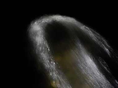 Damla shinning. Dağ dere, su üzerinde küçük weir çağlayan blokları üzerinde çalışıyor 