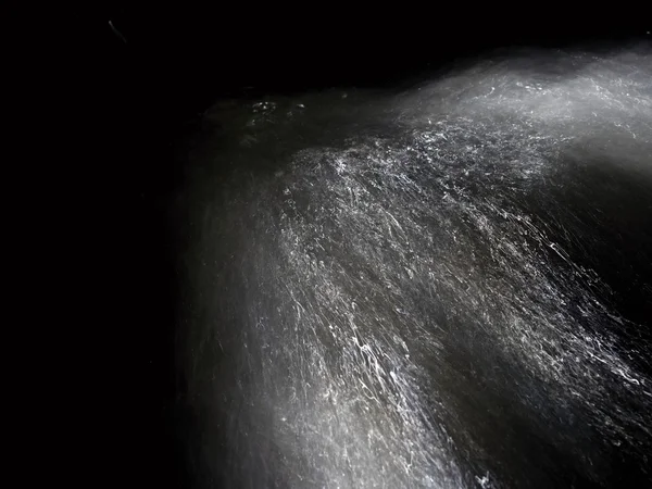 Shinning gocce. Cascata di piccolo stramazzo sul torrente di montagna, l'acqua scorre sui blocchi — Foto Stock
