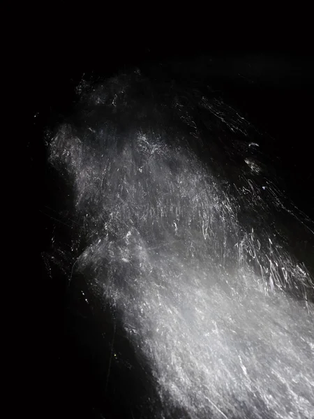 Gotas brillantes. Cascada de pequeño vertedero en el arroyo de la montaña, el agua está corriendo sobre bloques —  Fotos de Stock