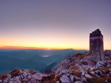 Taş Apine çakıl cliff üzerinde kenarlık. Dağların nem arttı