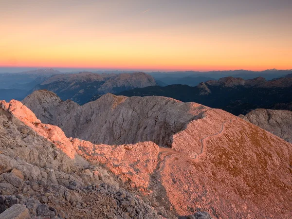 Ochtend uitzicht over Alpine klif en vallei. Aanbreken van de dag zon bij de horizon. Bergen Martini — Stockfoto