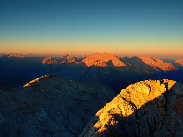 Ranní slunce na alpských útesu a noc v údolí pod. Za úsvitu slunce — Stock fotografie