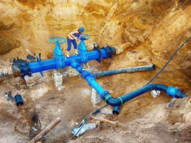 500mm 'lik su borularındaki kapı valfinin teknik uzmanı. Toprakla kaplamadan önce tamir edilmiş boruları kontrol et. Asfalt izolasyonu