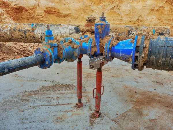 Tuyaux d'eau potable joints robinets d'arrêt et éléments de réduction. Fini réparé — Photo