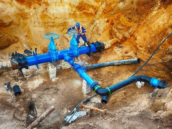 Technische open poort ventiel op drinken water pipes samengevoegd met nieuwe zwarte waga multi gezamenlijke leden tot oude pijpleidingsysteem. — Stockfoto