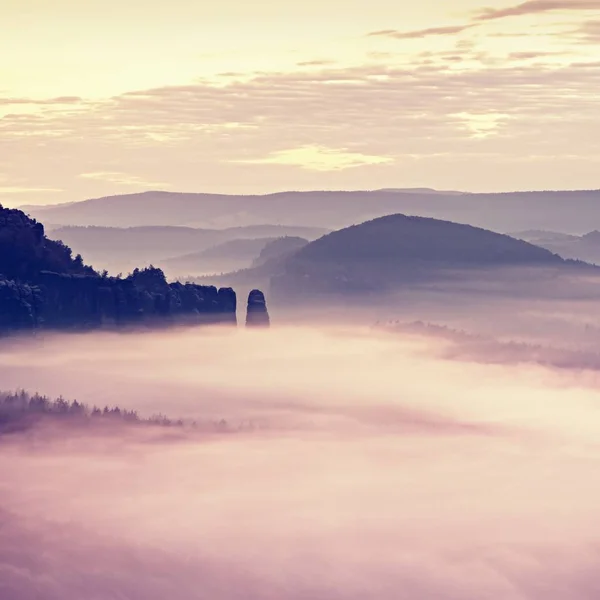 Pink daybreak in hilly landscape. Autumn misty morning in a beautiful rocky  hills. — Stock Photo, Image