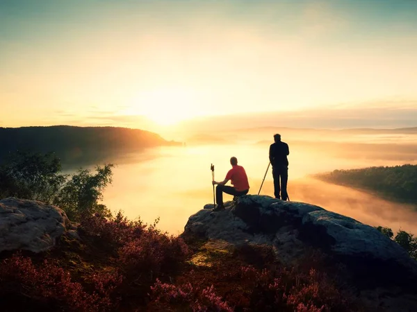 Randonneur et photographe avec trépied sur roche et prend des photos. Paysage brouillard rêveur , — Photo