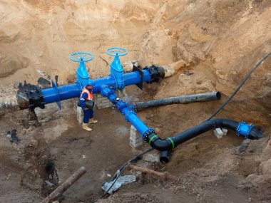 500mm 'lik su borularındaki kapı valfinin teknik uzmanı. Toprakla kaplamadan önce tamir edilmiş boruları kontrol et. Asfalt izolasyonu
