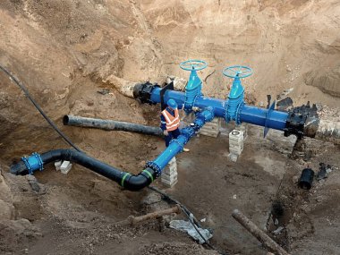500mm 'lik su borularındaki kapı valfinin teknik uzmanı. Toprakla kaplamadan önce tamir edilmiş boruları kontrol et. Asfalt izolasyonu