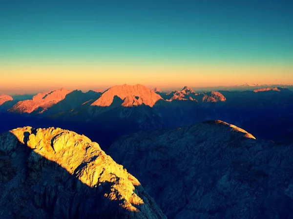Ochtendzon op Alpine blaten klif en nacht in de vallei. Daybreak zon — Stockfoto