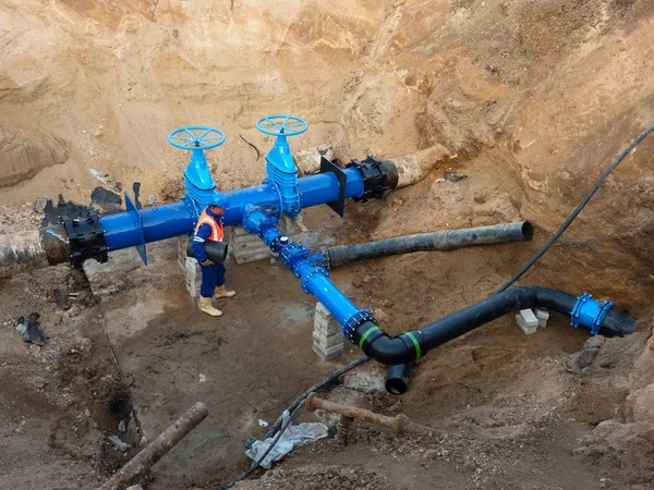 Expert technique souterrain à vanne sur conduites d'eau potable 500mm. Vérifier la tuyauterie réparée avant de la recouvrir d'argile. Isolement asphalte — Photo