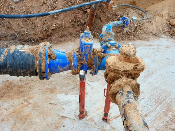 Las tuberías de agua potable se unieron a válvulas de compuerta y miembros de reducción. Terminado reparado — Foto de Stock