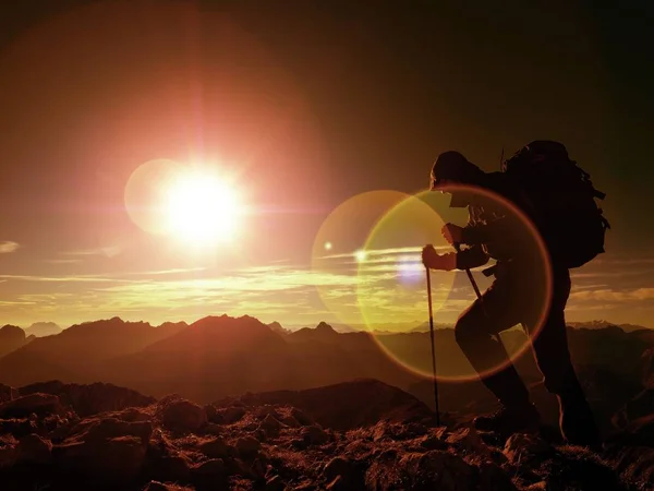 Lens flare defekt. Mannen hiker ryggsäck promenad på steniga peak. Man promenader o — Stockfoto