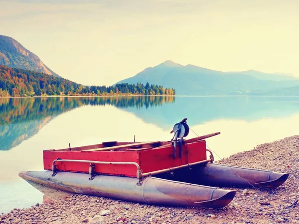Abandoned fishing boat on bank of Alps lake. Autumnal morning at  lake — Stock Photo, Image