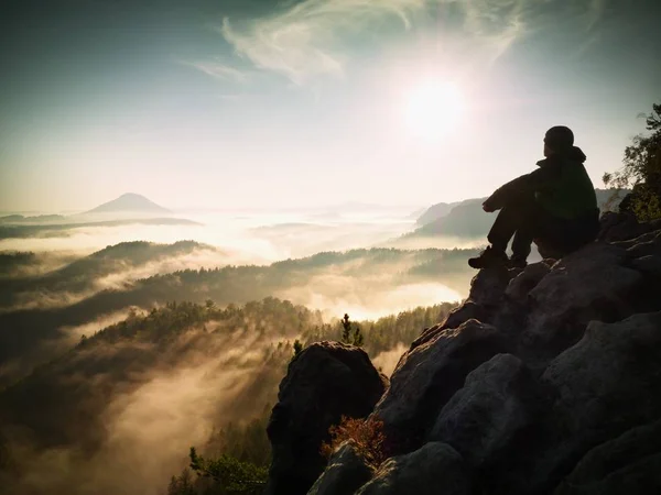 Wanderer ruhen sich auf Berggipfel aus. Mann lag auf Gipfel, unterhalb des Herbsttales. — Stockfoto