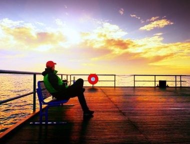 Adam uzun yürüyüşe çıkan kimse köstebek denizde üzerinde. Turizm ufuk denize üzerinde seyir iskele üzerinde