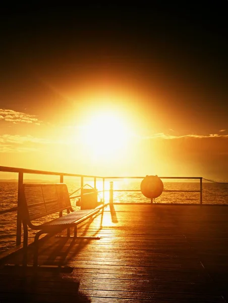 Otoño soleado mañana brumosa en el puerto. Topo turístico, suelo de madera mojado sobre el mar . —  Fotos de Stock