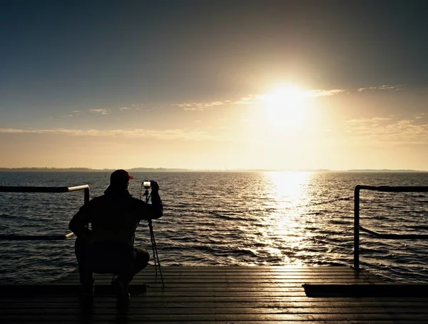 Επαγγελματική φωτογραφία στη θάλασσα. Τουρίστας σε προβλήτα φωτογραφία — Φωτογραφία Αρχείου