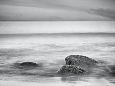 . Sahilde ağarma düz. Denizde melankoli atmosfer. 