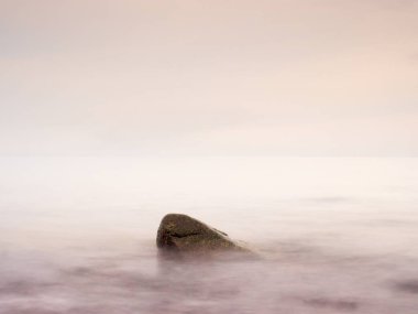 Romantik deniz. Dışarı pürüzsüz dalgalı deniz Boulder sopa. 