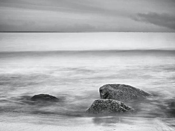 . Albeggiare liscio sulla costa. Atmosfera malinconica in mare . — Foto Stock