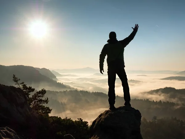 Adam siluet keskin rock tepe üzerinde kalmak. Uzun yürüyüşe çıkan kimse tatmin manzarasının tadını çıkarın. — Stok fotoğraf