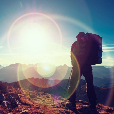 Lens flare kusur. Polonyalılar ve sırt çantası ile yürüyüş yolu üzerinde turist rehberi. Deneyimli hiker