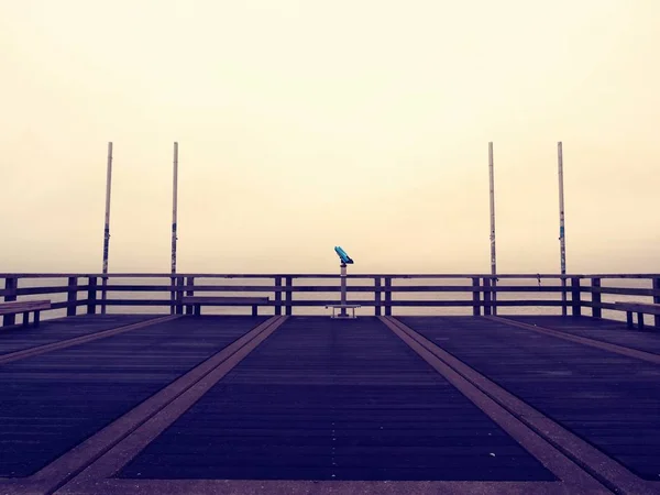 Podzimní temná mlha na dřevěném molu nad mořem. Deprese, temnou atmosféru. Turistické Krtek, mokré dřevěné podlahy nad mořem. Měkké zaostření. — Stock fotografie