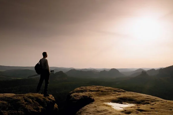 De wandelaar van de man op de bergtop. Prachtige daybreak in herfst mistige landschap. — Stockfoto