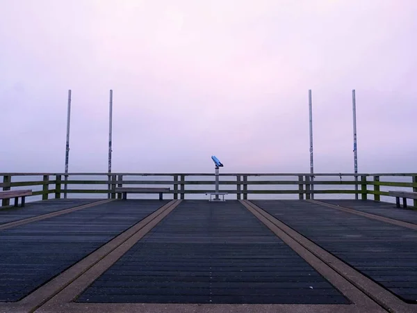 Das verlassene Seesternteleskop am Ende der Seebrücke. Herbstnebel am Morgen — Stockfoto