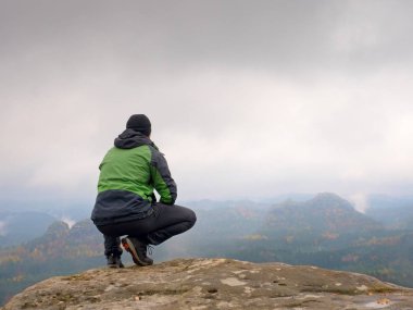 Turist kırmızı bere ve yeşil siyah spor hiç bir şey kaya