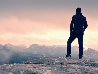 Uzun yürüyüşe çıkan kimse Vadisi yukarıda rock ucunda. Sisli ve sisli bir vadi üzerinde adam izle 