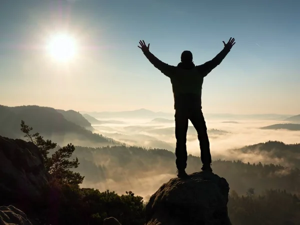 Homem feliz com braços levantados triunfo gesto em penhasco exposto. Satisfazer caminhante — Fotografia de Stock