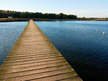 Mavi Göl, iskele Marina Kiralık Tekneler için boş ahşap köstebek. Gezi gemileri için hazır.