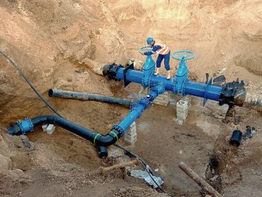 Su borularındaki teknik açık kapı vanası eski boru hattı sistemine yeni siyah çoklu ortak üyelerle katıldı..