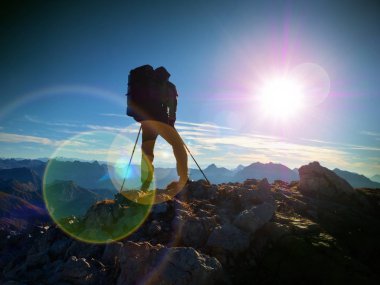 Lens flare kusur. Polonyalılar ve sırt çantası ile yürüyüş yolu üzerinde turist rehberi. Deneyimli hiker