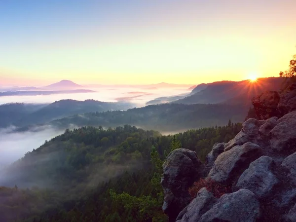 Güzel sonbahar manzara dağ manzaralı, sabah sis — Stok fotoğraf