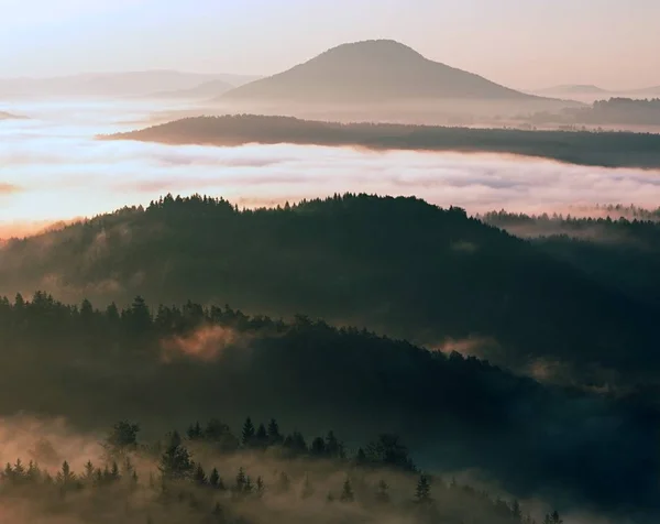Schöne herbstliche Landschaft mit Bergblick, Morgennebel — Stockfoto