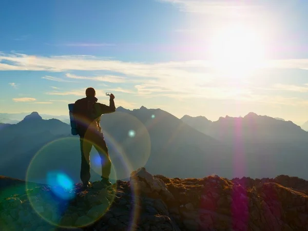 Hiker tar selfie foto. Man med stor ryggsäck och polacker promenad på Alpina — Stockfoto