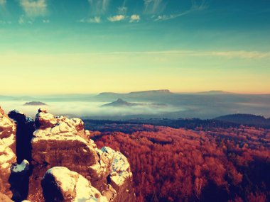 Horoz taze kar kar, Puslu Vadisi ile kaplı. Taşlı kaya 