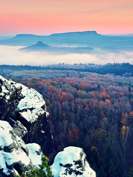 Kohouti pokryté čerstvý prašan, mlhavé údolí. Kamenité rock — Stock fotografie