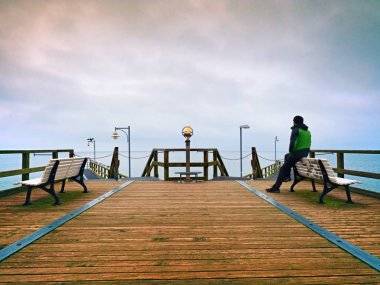 Harbor sonbahar sisli gün içinde ahşap köstebek adam. Küpeşte, turizm.
