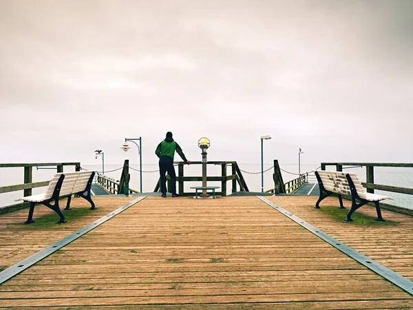 Harbor sonbahar sisli gün içinde ahşap köstebek adam. Küpeşte, turizm.